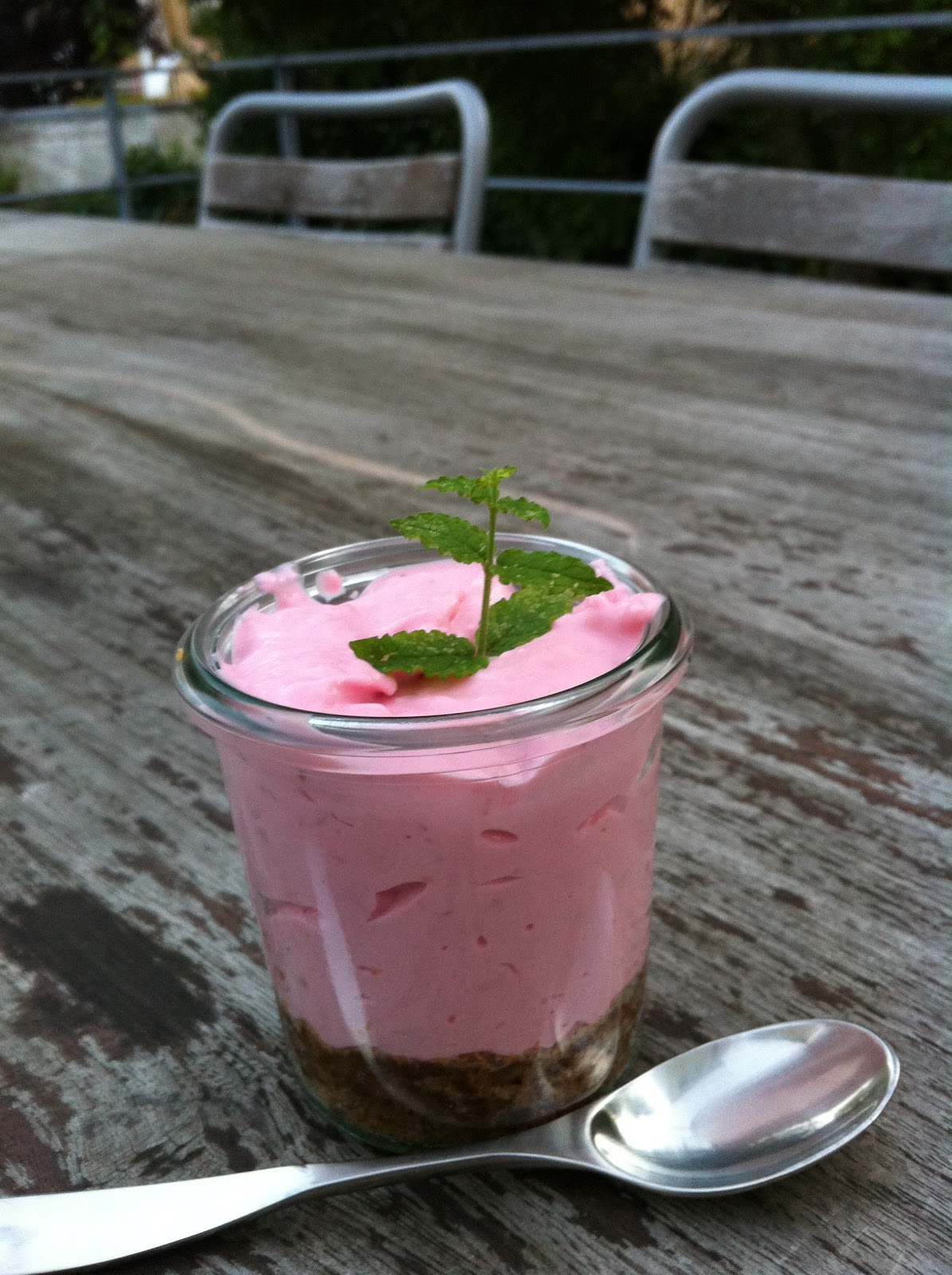 CUISINER BIEN : Erdbeer-Quark Torte im Glas