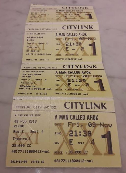 Man called перевод. Парень говорит по телефону в комнате. Man called перевод. Человек идет с телефоном. Мужчина в офисе.