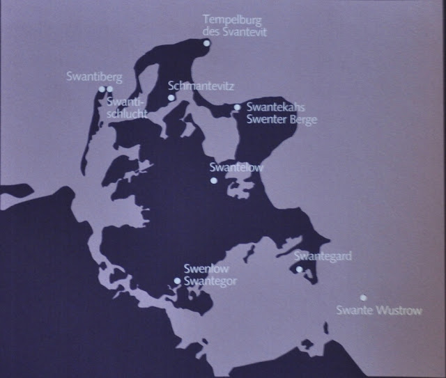 Berrgen auf Rugen - muzeum miejskie - tablica przedstawiająca mapę miejsc z przedrostkiem "Święt-"