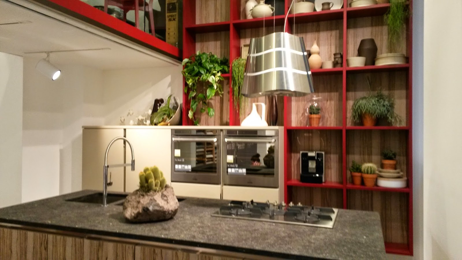 cucina e libreria per la zona living proposta da veneta cucine al fuori salone 2014 