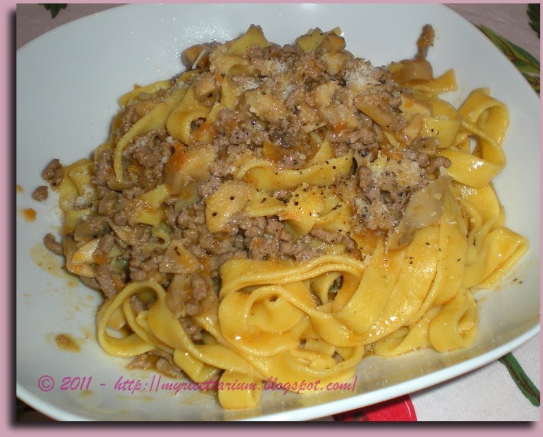 My Ricettarium: Fettuccine con ragù bianco e funghi champignon My Ricettarium: Fettuccine con ragù bianco e funghi champignon