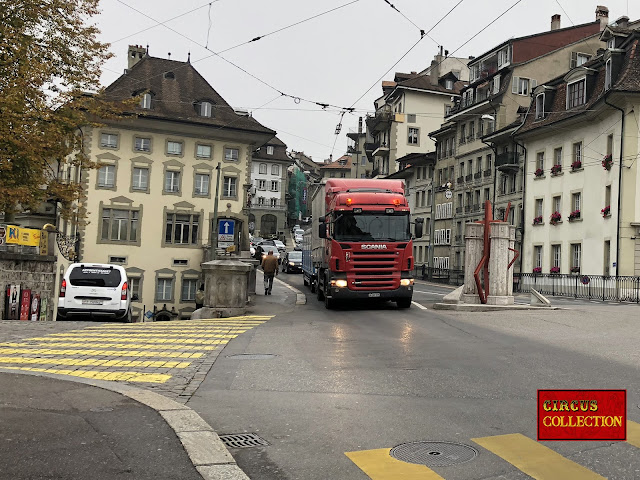 Camion et roulotte du cirque Knie place du Tilleul a Fribourg