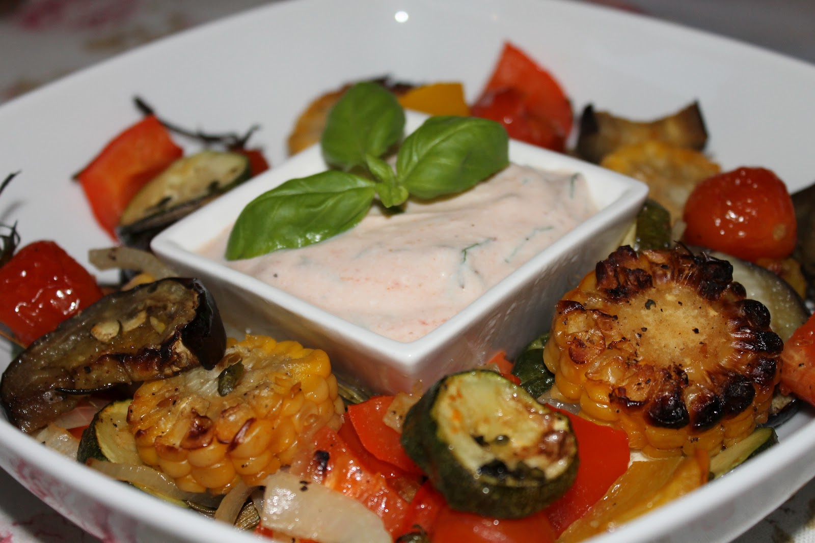 Jan&amp;#39;s Vegan Kitchen: Ofengemüse mit Tomaten-Basilikum-Dip