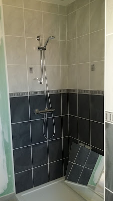 L’installation de la douche et la pose de la faïence sont réalisées avec le robinet de douche sur le bon mur !