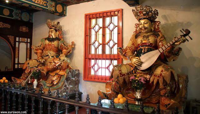 Guardianes en la entrada del templo budista Po Lin de Hong Kong