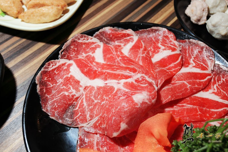 勾勾鍋鴛鴦火鍋|台南府前路小吃美食葷食素食餐廳|千頌伊買千送一百|麻辣鴛鴦火鍋