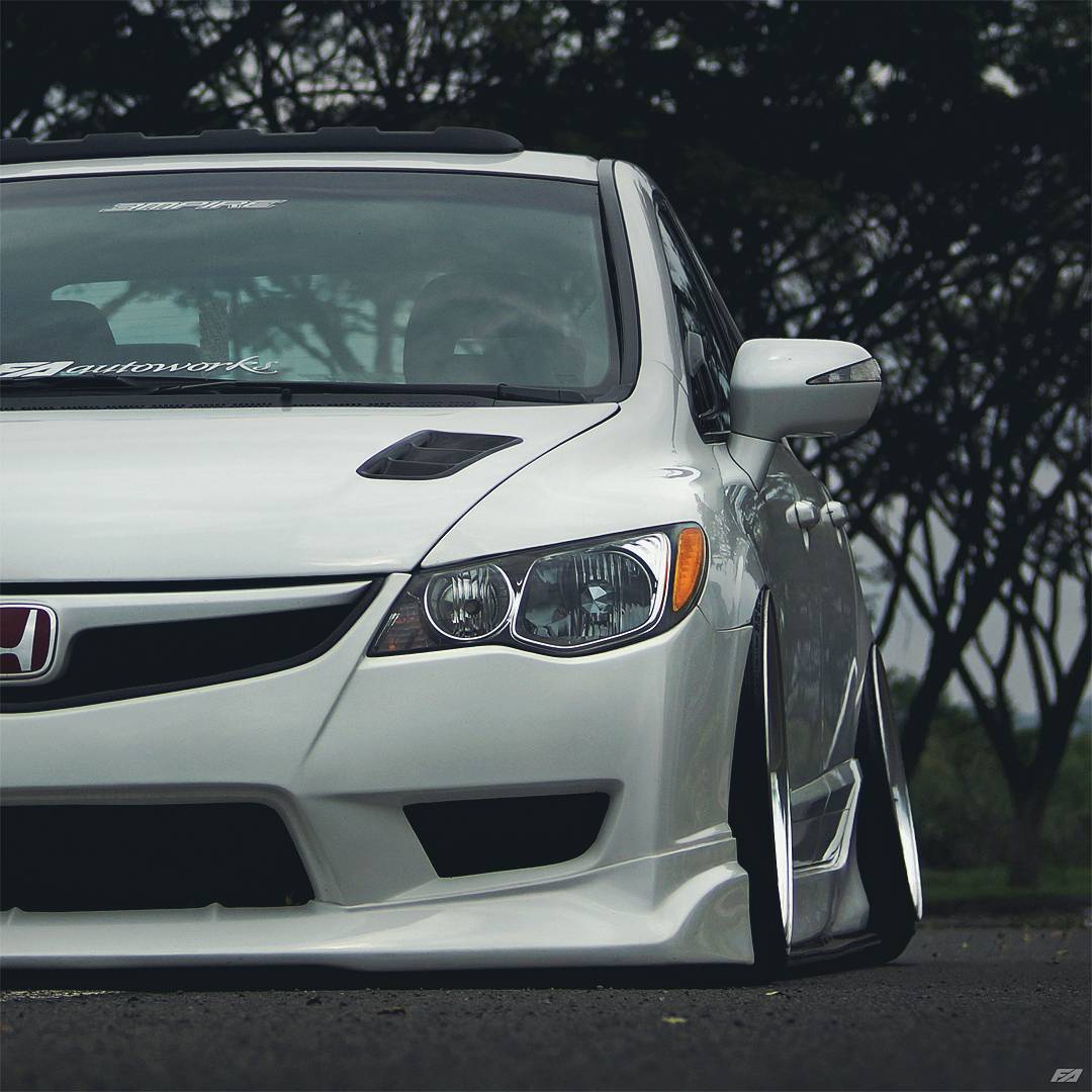 Honda Civic Putih dengan Velg Work Wheels Meister S1