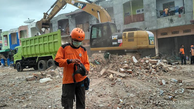 Relawan OCC membantu kegiatan evakuasi puing-puing bangunan akibat gempa