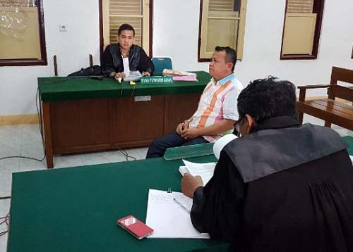 Plt Kadis Kesehatan Labuhanbatu Asrarul Hayat Nasution saat menjalani persidangan. Plt Kadis Kesehatan Labuhanbatu Asrarul Hayat Nasution saat menjalani persidangan.