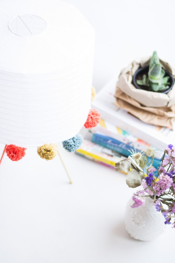 Lámpara con pompones diy