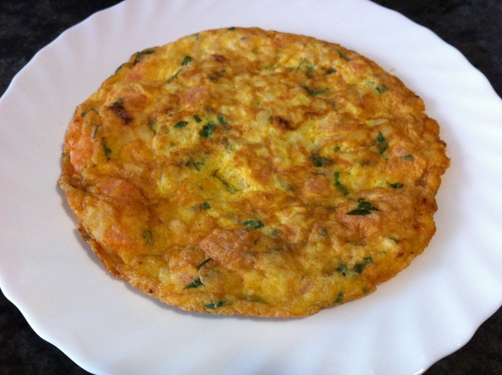 Cocina y hornea Tortilla de gambas y bacalao.