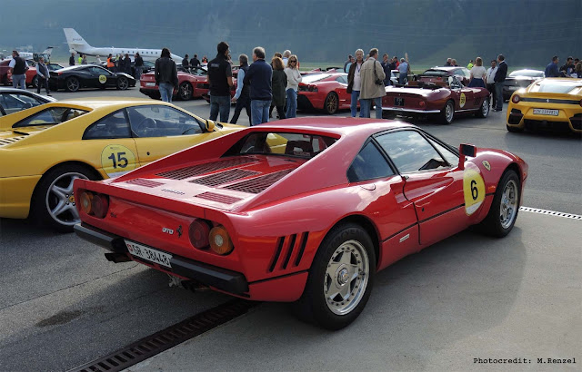 Roter Ferrari 288 GTO steht neben gelben auf Flugplatz Samedan, Passione Engadina Tribute Event, Sonne, Besucher