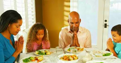 Image of family members are praying on thanksgiving