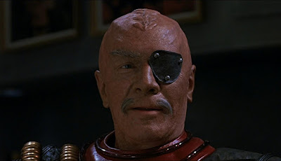 Chang (Christopher Plummer) en la película Star Trek VI: The Undiscovered Country con un parche en el ojo dañado por Garrovick.