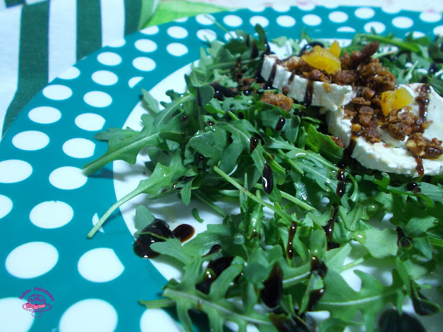 Ensalada de rúcula, queso de cabra y granola casera