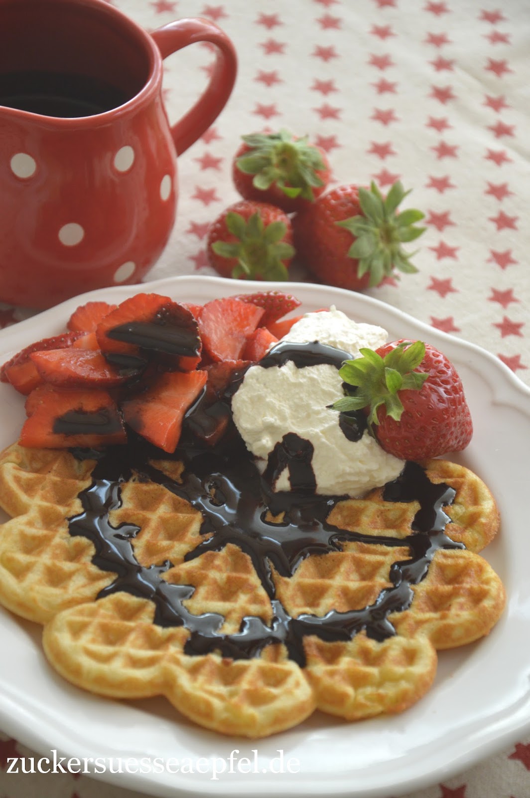 Dänische Waffelrezept mit Erdbeeren, Sahne und selbst gemachter ...