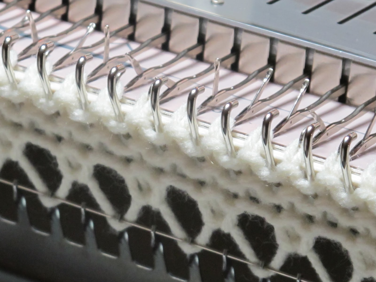 TOM MACHINE KNITTING GUY Easy Main Bed Cast On Using Your Ribber Comb