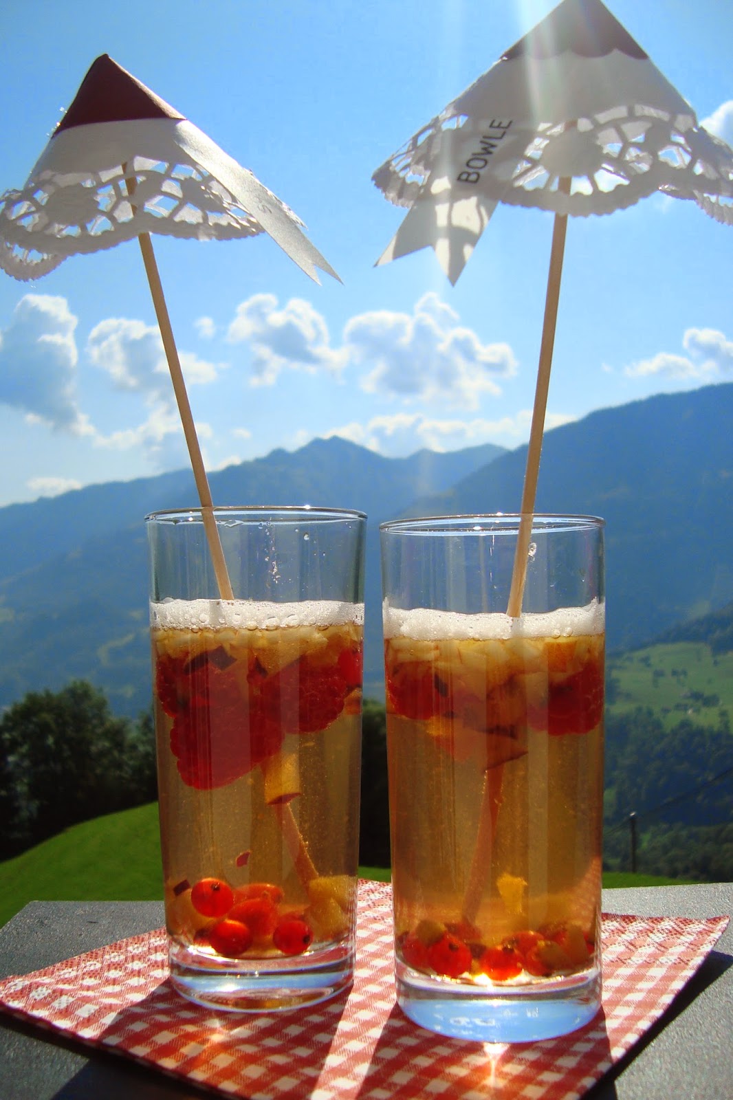 Kleefalter: Sommerbowle mit Spitzenschirmchen