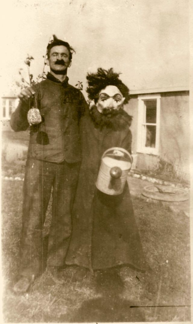 42 Vintage Snapshots of Freaky Halloween Costumes That Give You a
