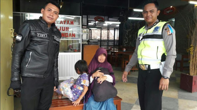 Sedih! Diturunkan Dari Bus Gara-gara Gak Punya Uang, Ibu Ini Pingsan Ditunggui Anaknya Sedih! Diturunkan Dari Bus Gara-gara Gak Punya Uang, Ibu Ini Pingsan Ditunggui Anaknya