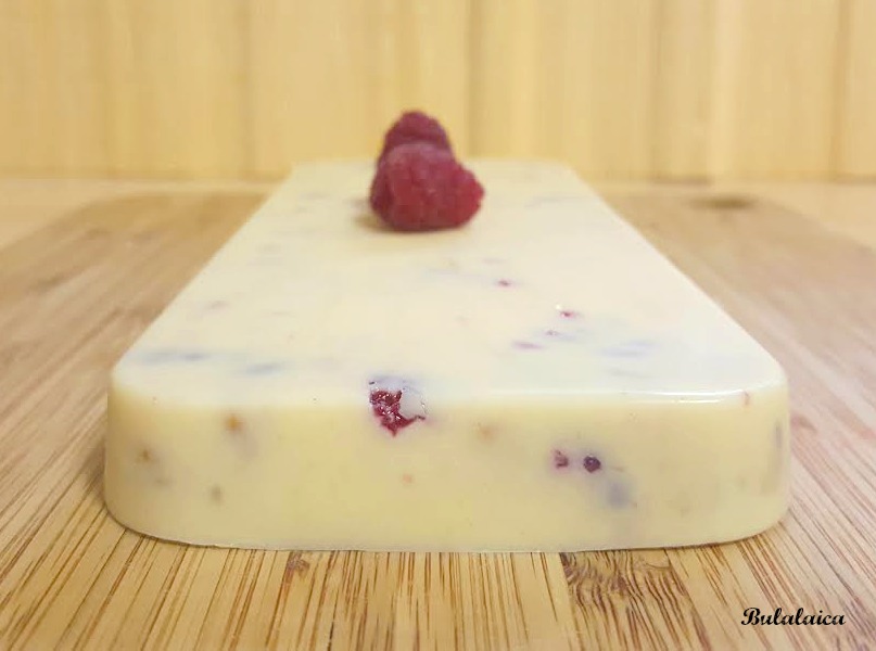 Turrón de chocolate blanco con nueces y frambuesas