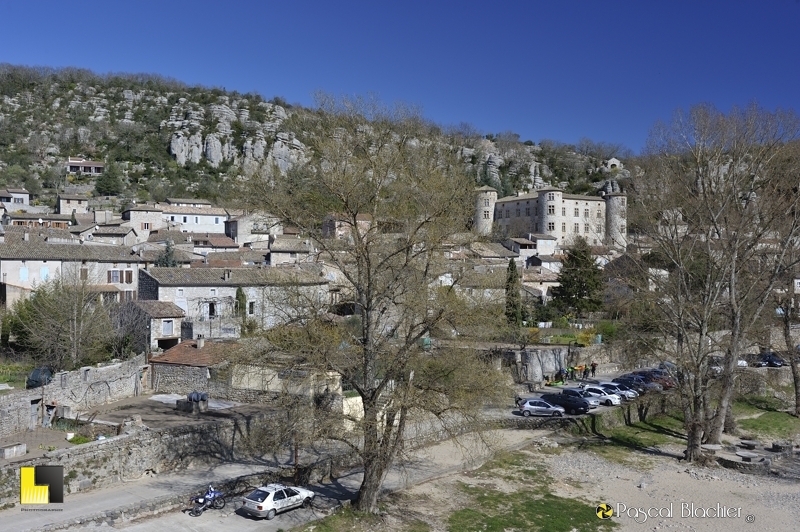 le village de Vogüé au bord de l'Ardèche photo Pascal Blachier