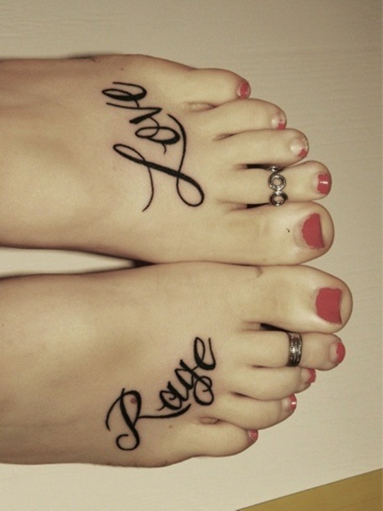 Tatuaje Love en el pie