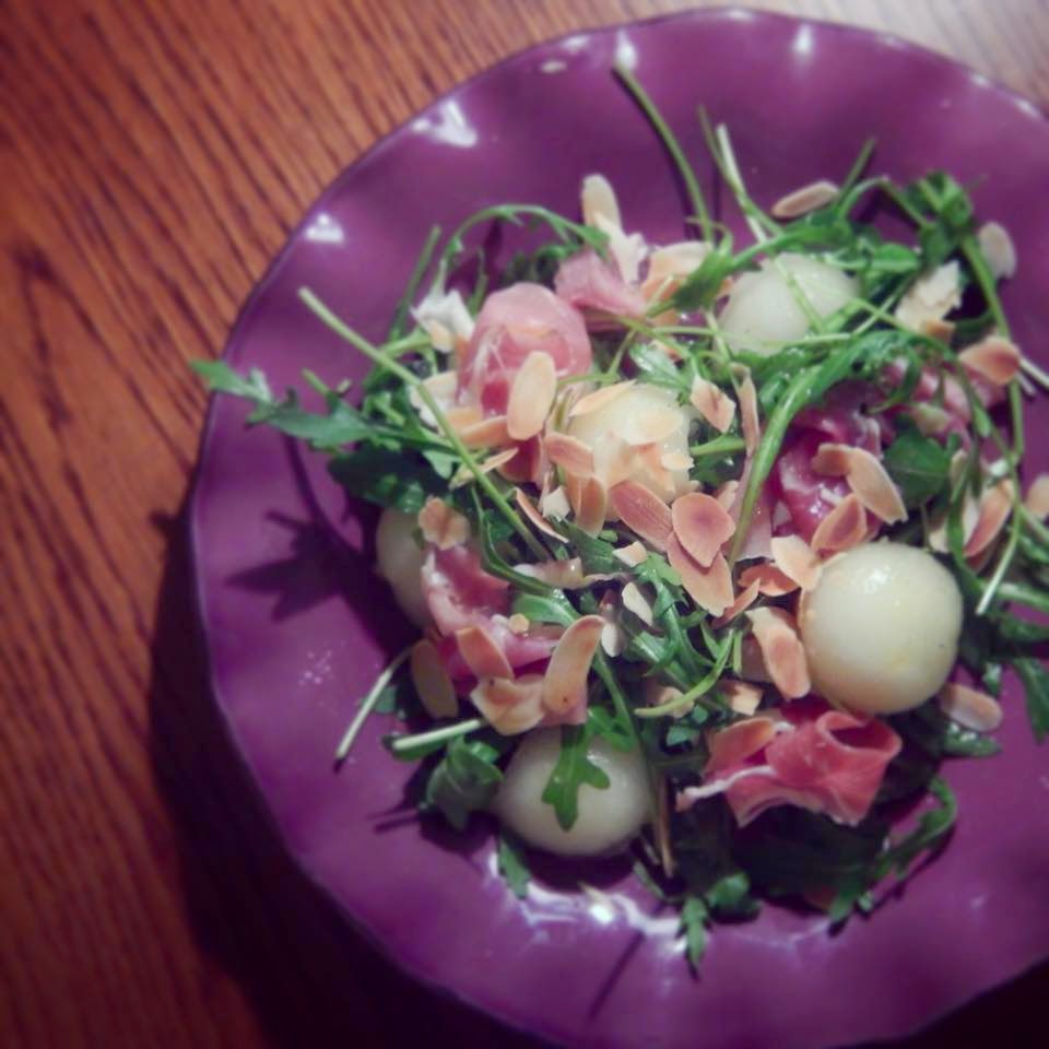 united flavours Sałatka z melonem i prosciutto z miodowym dressingiem