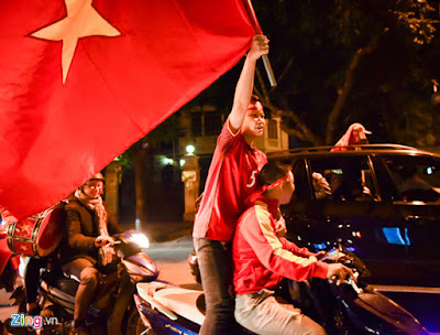 Nhiều người đổ ra đường ăn mừng trong trận thắng ở tứ kết của U23 Việt Nam