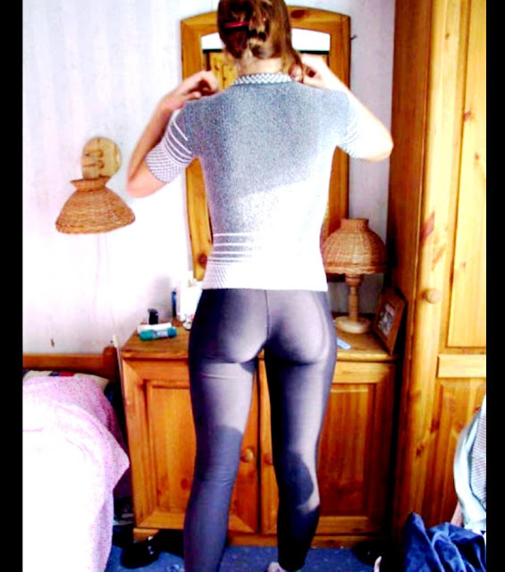 фото эротика www.eroticaxxx.ru - девушка в обтягивающих штанах