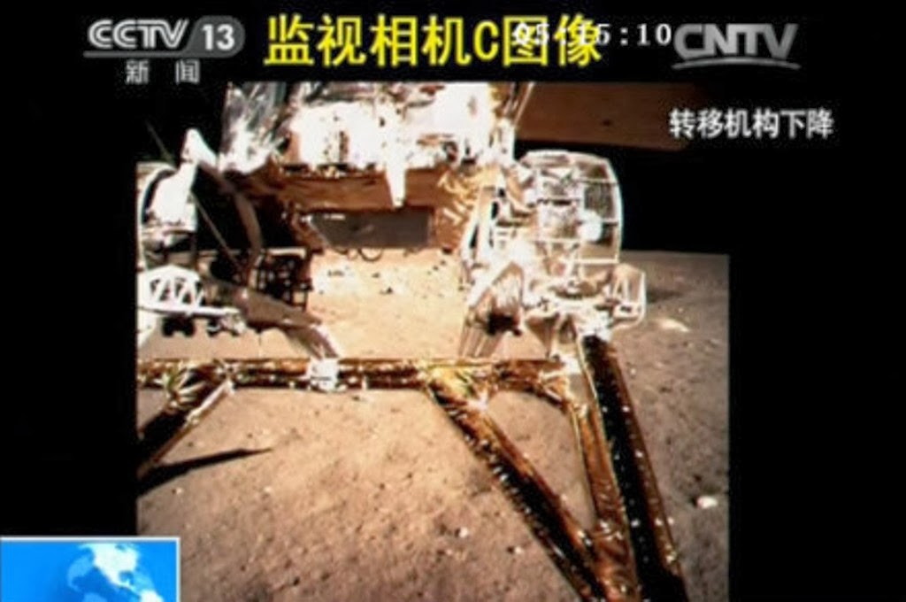 Chinese+Chang'E-3's+YUTU+Lunar+Rover+Lands+on+Moon+(3).jpg