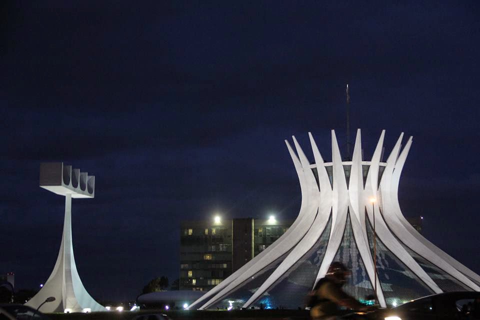 A foto mostra a Catedral de Brasilia a noite ela está bem iluminada para a festa de aniversário.