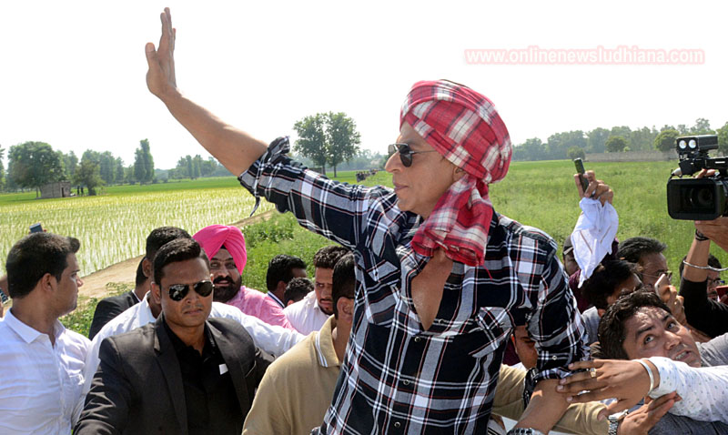 Shah Rukh Khan waves hand to fans during shooting at Village Jhande in Ludhiana