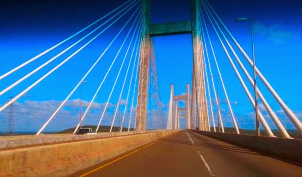 Perto de Porto Darz: não é só em São Paulo que existem pontes estaiadas.