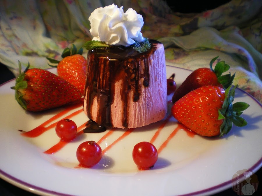 Postre helado de fresas con nata (crema de leche)