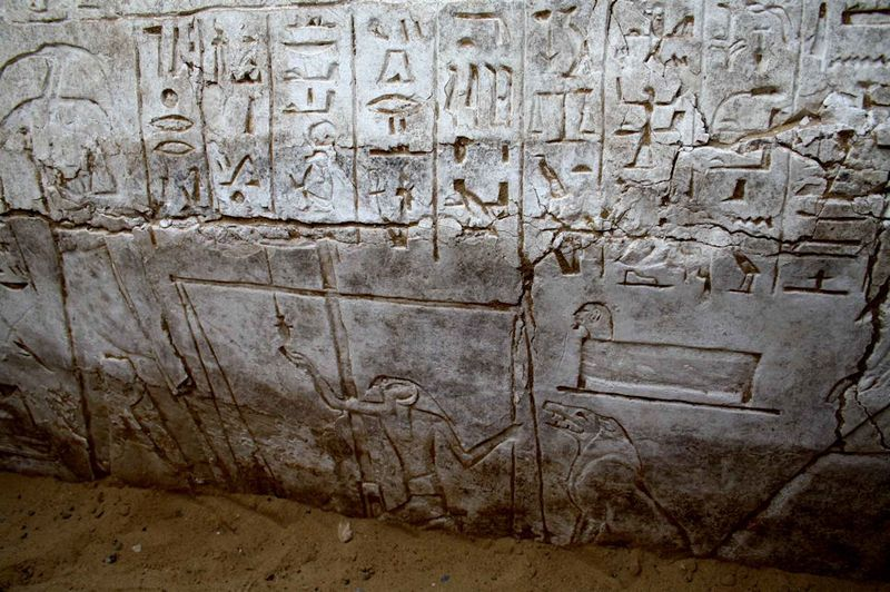 Древних стен песня. Древний Египет наскальные письмена. Письмена древнего Египта в усыпальницах. Наскальные рисунки в пирамиде Египта. Письмена на стенах Египет древности.