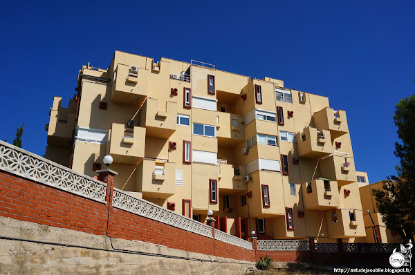 Sitges / Sant Pere de Ribes (Barcelona) - Kafka´s Castle - Résidence  Architecte: Ricardo Bofill, Taller de Arquitectura  Construction: 1968   