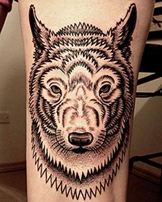 Tatuagens de lobos na coxa