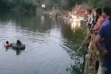 गुजरात से घूमने आया परिवार कार समेत तालाब में डूबा Family came to roam from Gujarat, drowned in pond with car, two bodies were removed-गुजरात से घूमने आया परिवार कार समेत तालाब में डूबा
