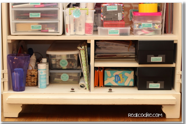 Great Craft Organization of kids craft supplies using printable labels. #Crafts #Kids #Organizing #RealCoake Great Craft Organization of kids craft supplies using printable labels. #Crafts #Kids #Organizing #RealCoake