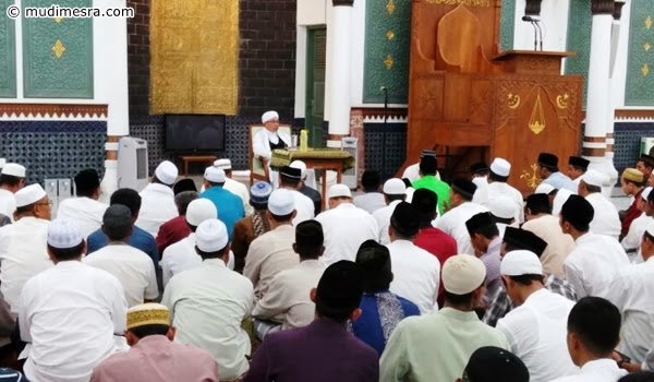 Para jama'ah menghadiri pengajian Tastafi pertama di Mesjid Raya.