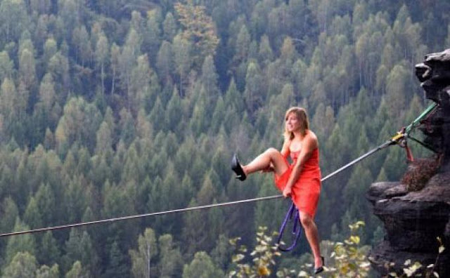Wow! Seorang Wanita Menyeberangi Tebing Menggunakan Sepatu Hak Tinggi
