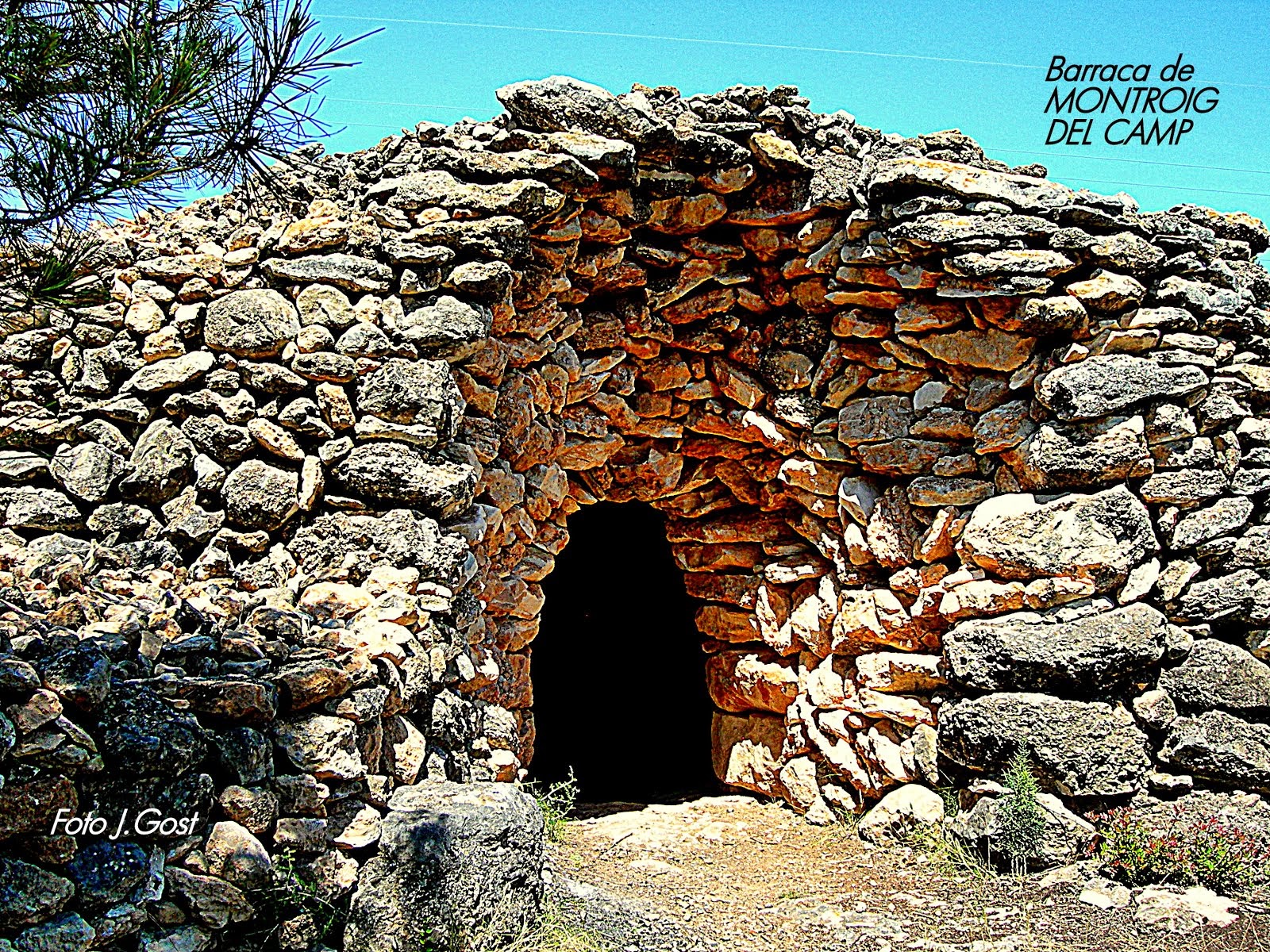 Una barraca de pedra contundent.