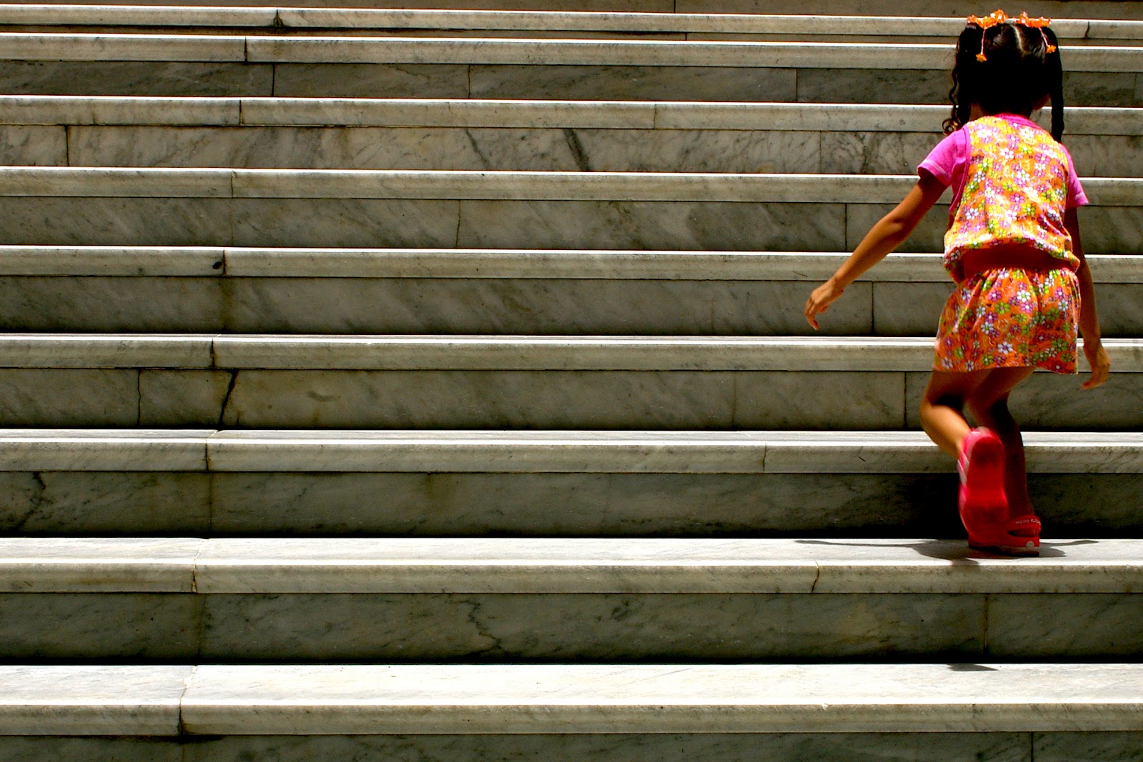 Stepping people. Девочка поднимается по лестнице. Лестница для детей. Девочка поднимается по ступенькам. Человек на лестнице.