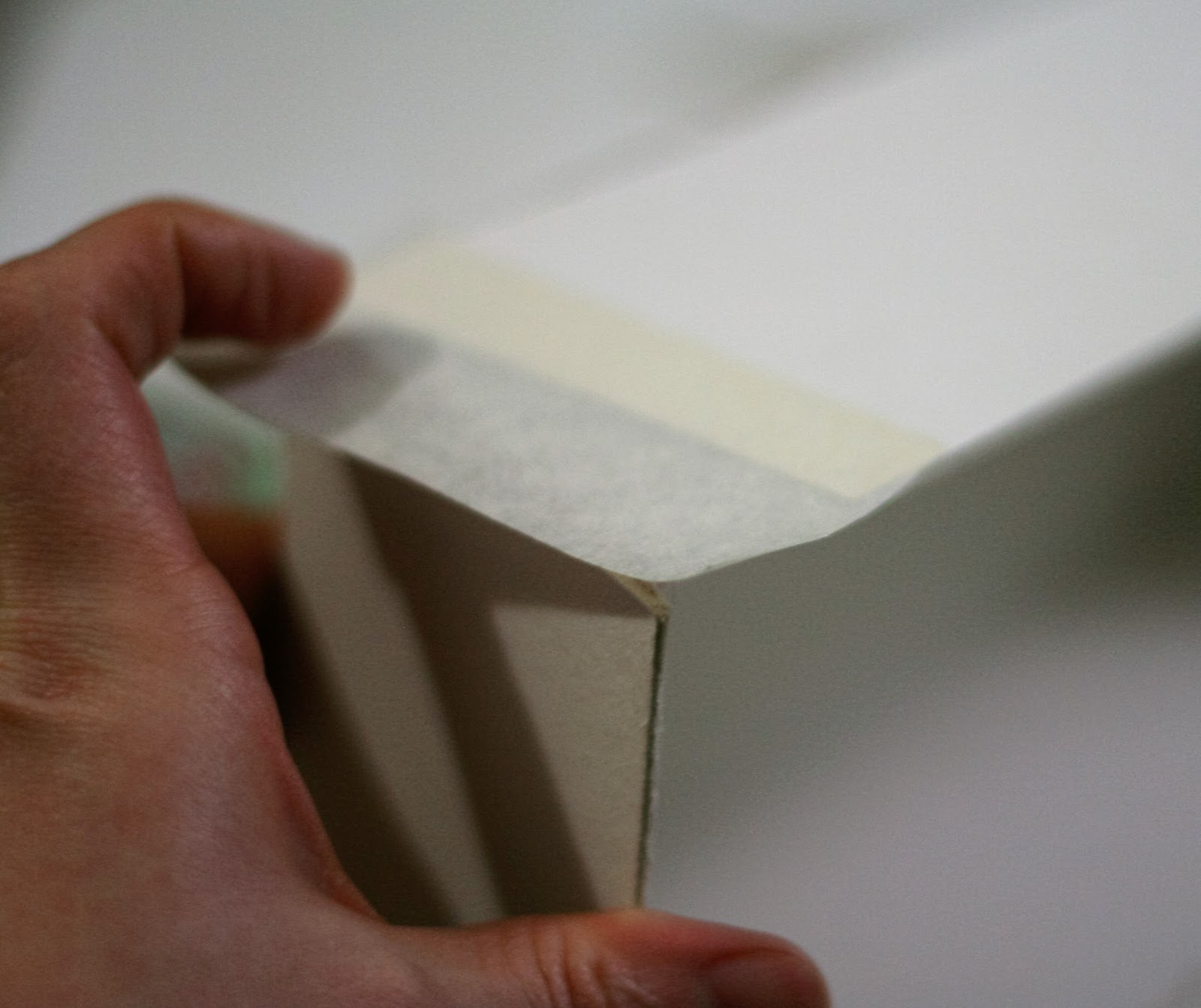 Украсить коробку для куклы. Коробка для куклы из переплетного картона. Коробка для куклы своими руками. Сделать коробку для куклы своими руками. Коробка для куклы своими руками.