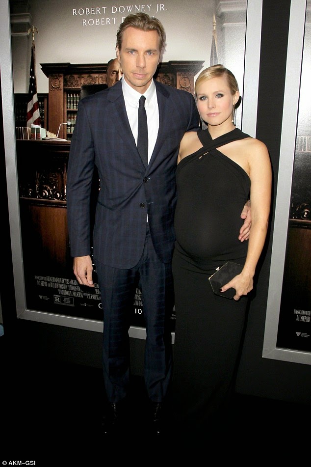 pregnant women beautiful: Heavily pregnant Kristen Bell dresses growing