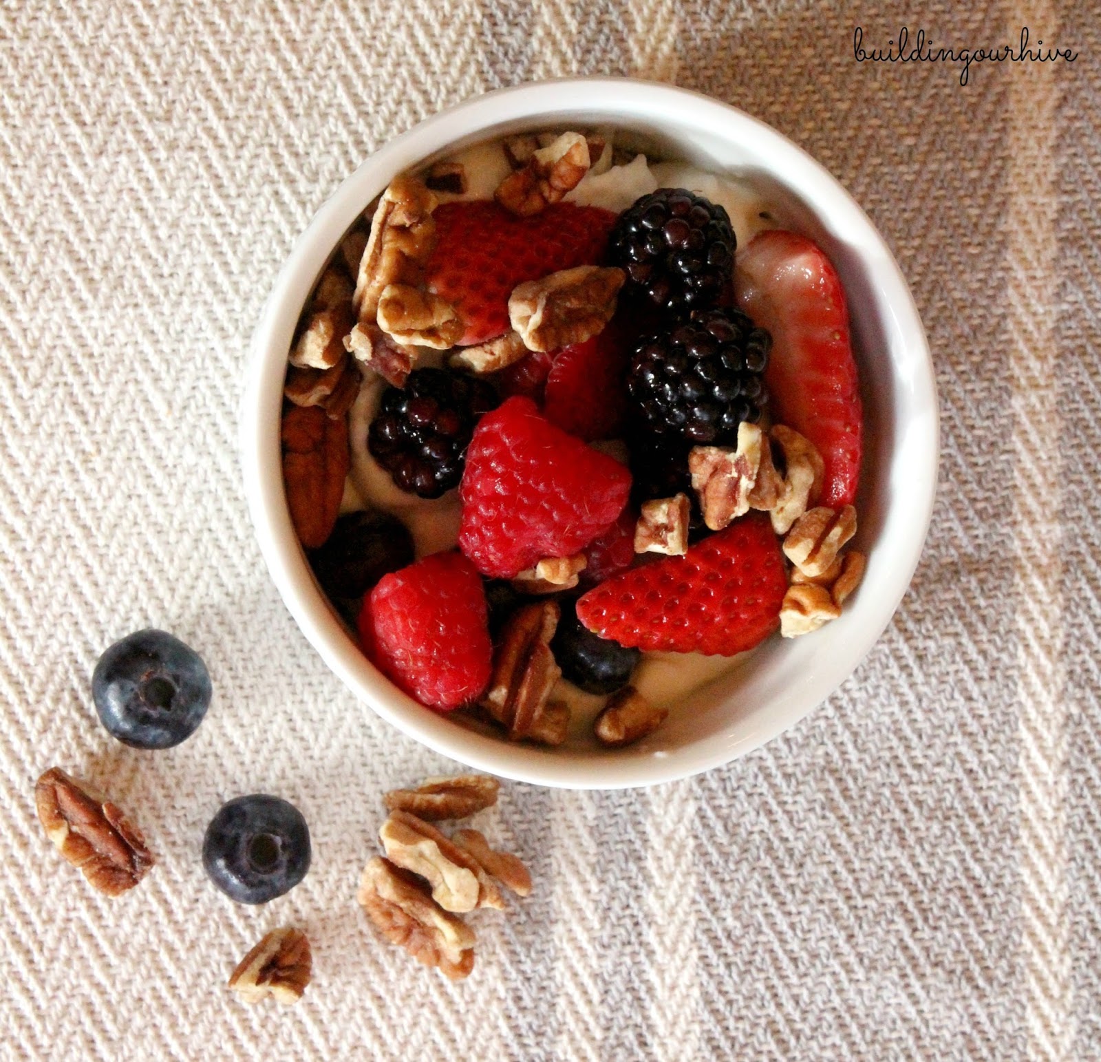Breakfast Yogurt and Oats Fruit Parfait