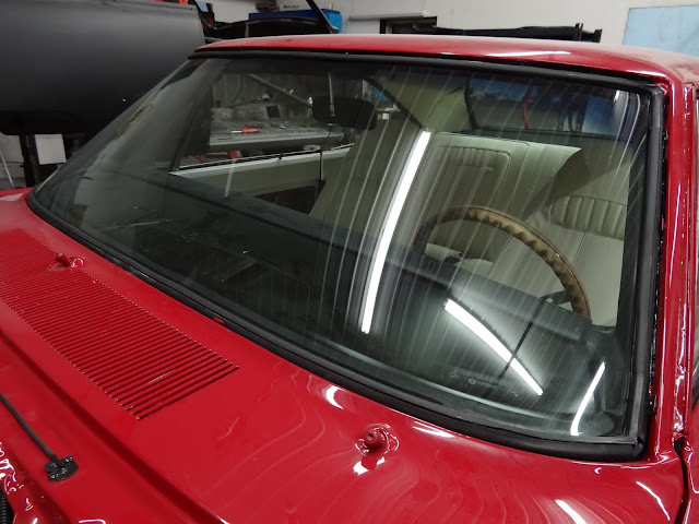 Mopar_windshield_installation