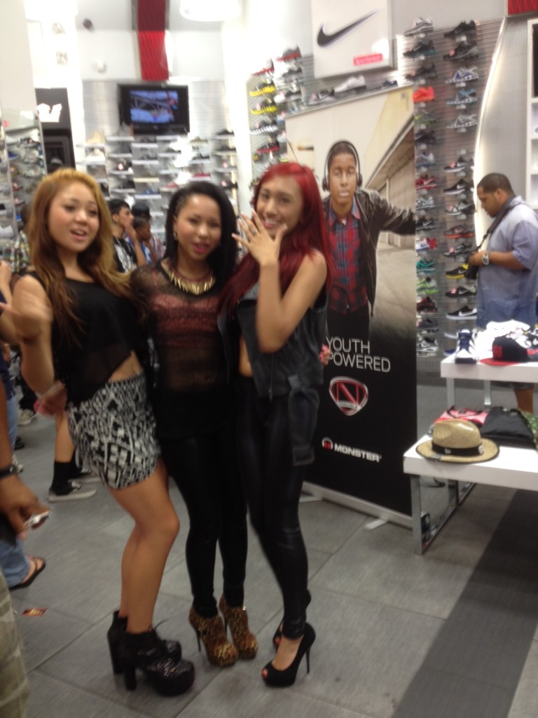 CliqueGirlz300 Melroze Shoe Palace Autograph Signing At Meadows Mall