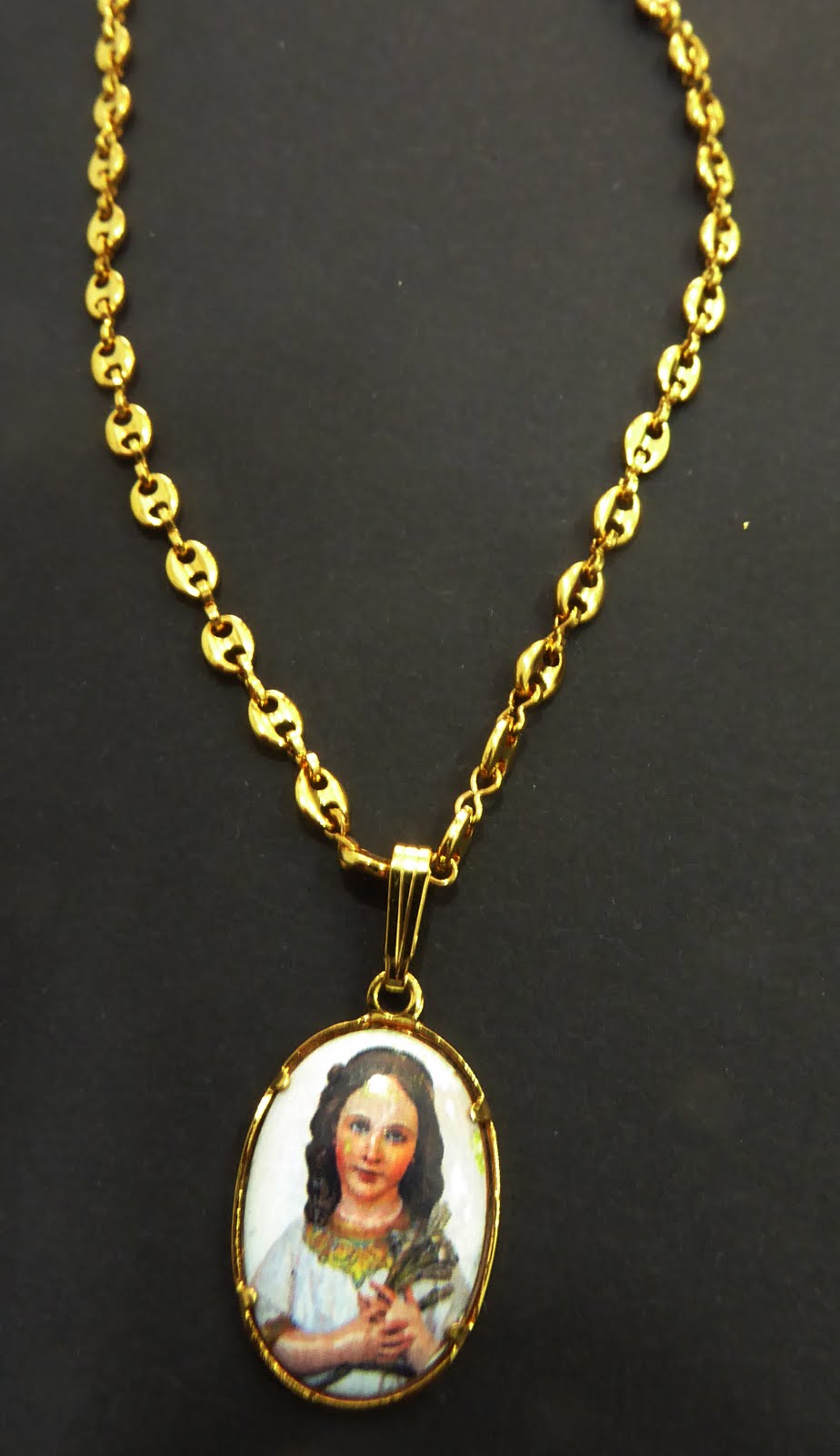 Medalla esmaltada con la Virgen Niña con cadena